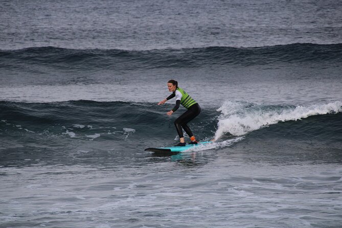2 hours Semi-private surfing lesson in Playa de Las Americas - At a glance: small group, surf coaching and photos