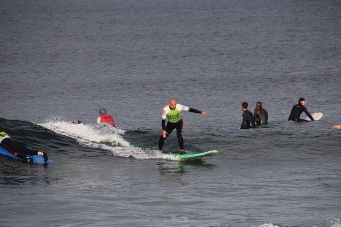 2 hours Semi-private surfing lesson in Playa de Las Americas - What a four-person cap means for your lesson