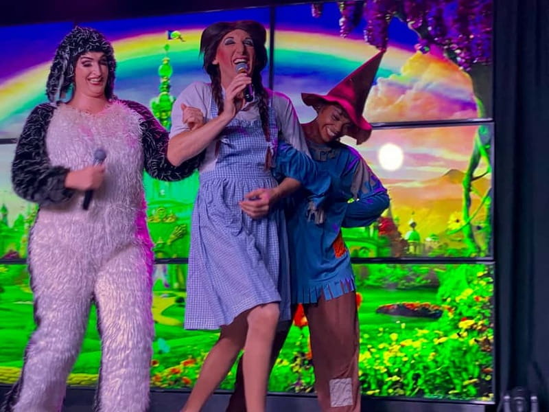 Tenerife: MHT - Music Hall Tavern Comedy Drag Dinner Show - The pre-show sets the pace