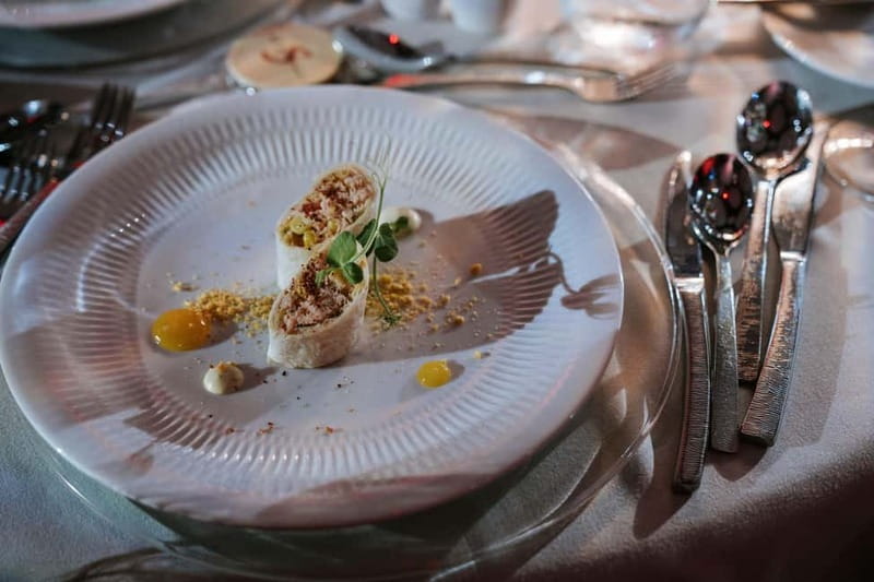 Tenerife: Scandal Dinner Show Entry Ticket and 5-Course Meal - Las Olas sets the evening’s tone