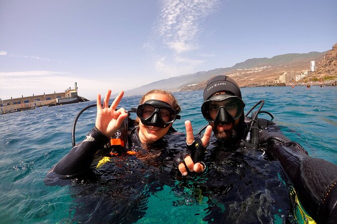 Try Dive - PADI Discover Scuba Diving in Tenerife - Entering the water with an instructor